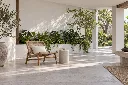 quina-banco-ambientado-patio-v3.webp