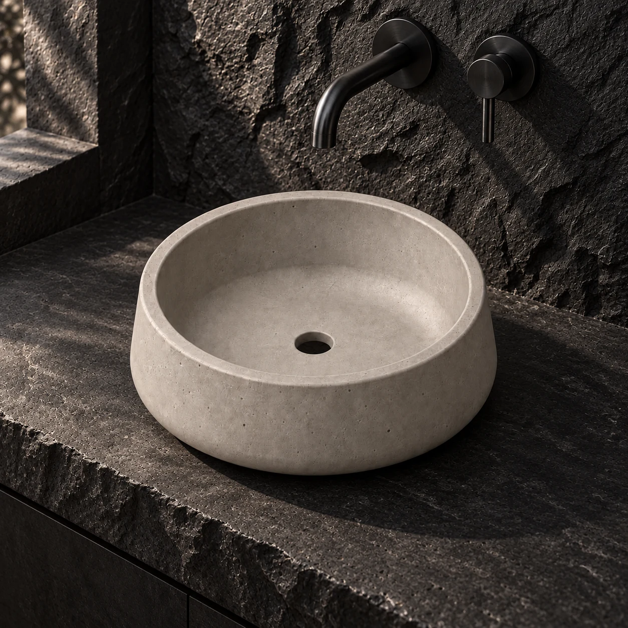 Render de Lavabo Cráter gris claro en baño de piedra negra rocosa con grifería de muro